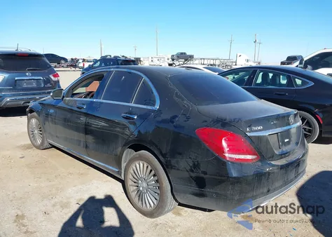 2015 Mercedes-Benz C 300 Luxury z USA, uszkodzony, nr VIN 55SWF4JB5FU061126